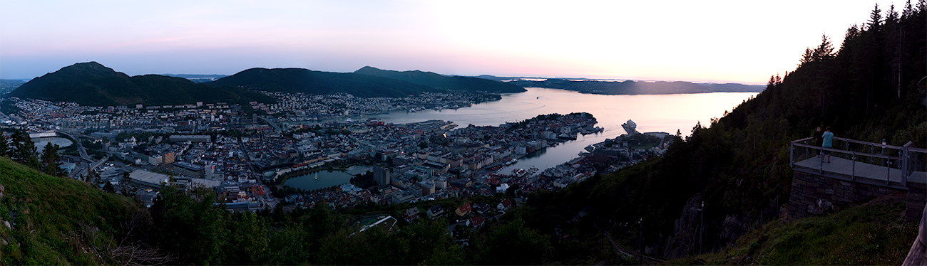 Panoramablick von Fløyen über Bergen und den Fjord in der Abenddämmerung