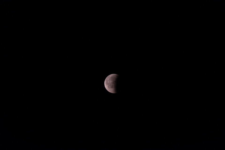 Ende der totalen Mondfinsternis, aufgenommen kurz vor Mitternacht
