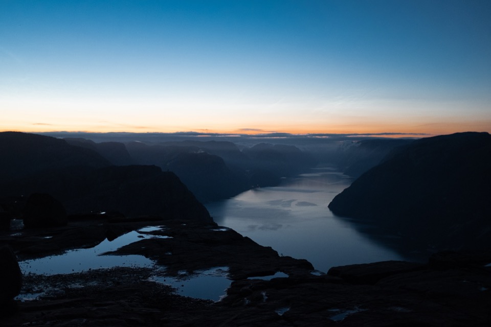 Blick vor Sonnenaufgang über den Lysefjord, kurz vor dem Preikestolen