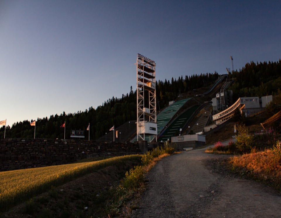 Die Sprungschanze von Lillehammer in der Abenddämmerung