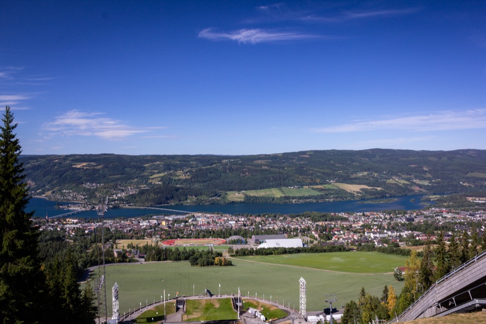 Blick von der Sprungschanze über Lillehammer und den Mjøsa-See
