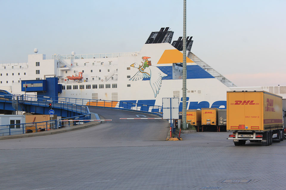 Fährschiff der Reederei Finnlines im Hafen von Travemünde, davor LKW im Wartebereich