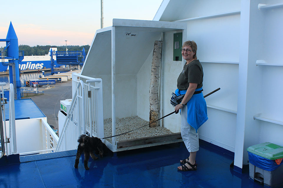 Gabriela mit Palux an der Bord-Hundetoilette auf dem Oberdeck der Fähre