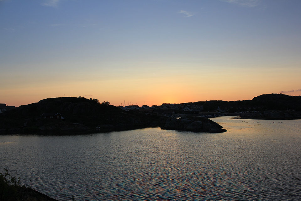 Sonnenuntergang über der Schärenküste bei Marstrand, Silhouetten von Inseln und Häusern