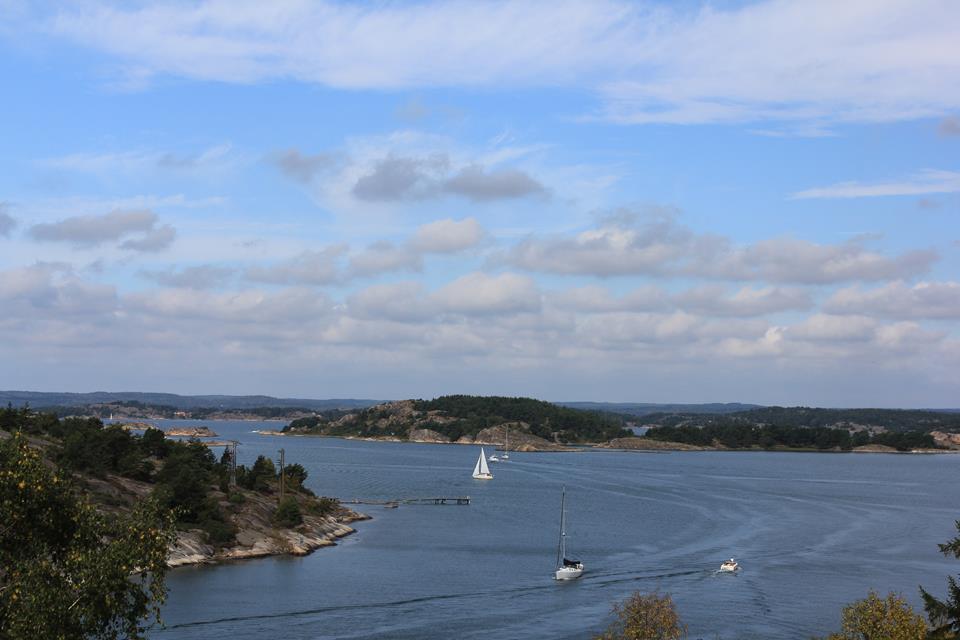 Blick über die Schärenküste mit Segelbooten zwischen bewaldeten Inseln