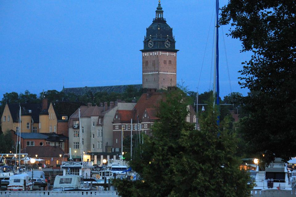 Blick auf den Dom von Strängnäs und die Altstadt in der Abenddämmerung, Segelboote im Hafen