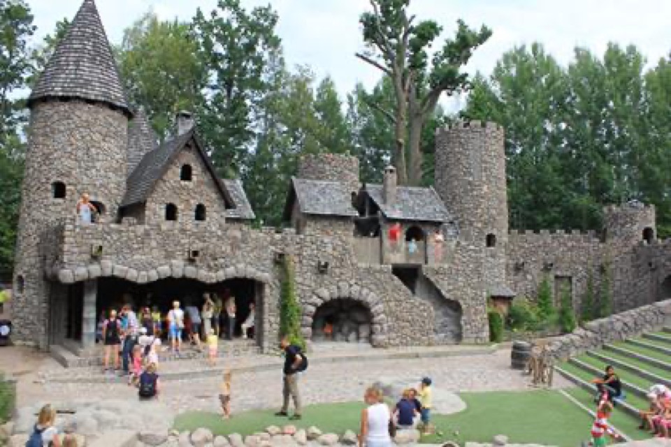 Nachgebaute Steinburg mit spielenden Kindern in Astrid Lindgrens Welt