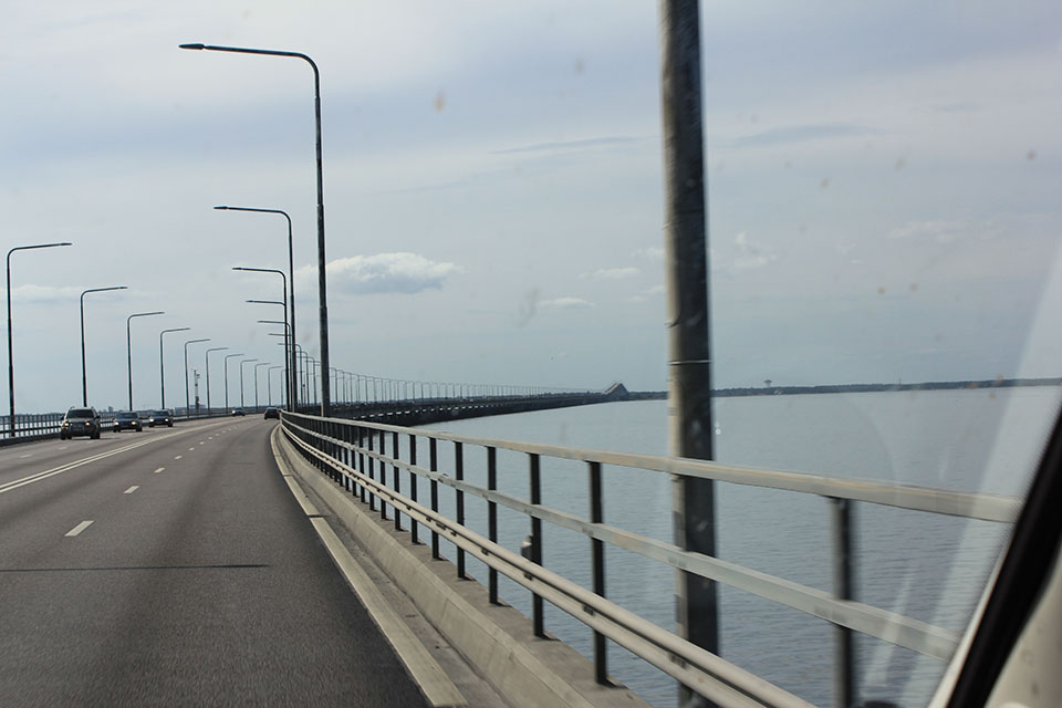 Die lange Ölandbrücke bei Kalmar, Blick durch die Windschutzscheibe