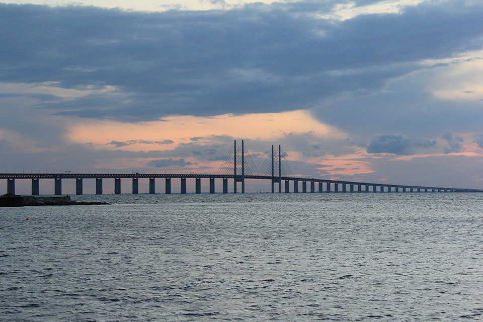 Die Öresundbrücke in der Abenddämmerung, vom Wasser aus gesehen