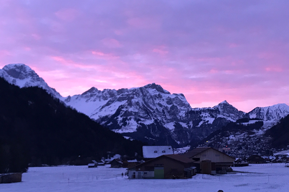 Abendrot über dem verschneiten Engelberg mit Blick auf die umliegenden Berge