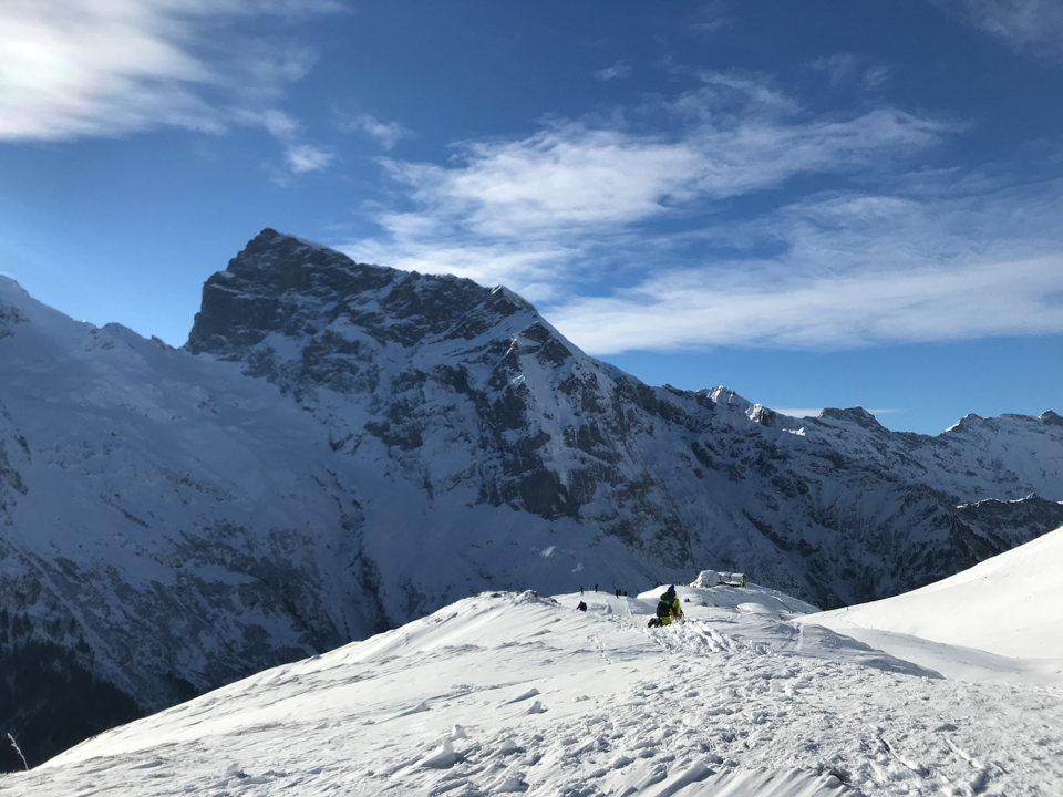 Blick auf den Titlis mit Wanderern im Schnee im Vordergrund